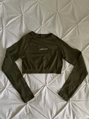 Alphalete Women's Olive Green Cropped Long-Sleeve Top